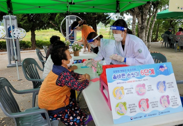 농촌재능나눔 사업에 참여한 의료진들이 농촌주민들을 진료하고 있다. 한국농어촌공사 제공