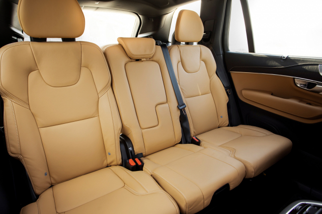 볼보 PHEV(플러그인하이브리드) ‘XC90 T8’ 주행모습(위 사진)과 2열 가운데 어린이용 부스터 시트. 볼보차코리아 제공