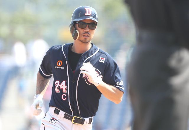 2019년 5월 창원NC파크 마산구장에서 열린 프로야구 NC 다이노스와 두산 베어스 경기에서 솔로 홈런을 치고 그라운드를 돌고 있는 오재원. 연합뉴스