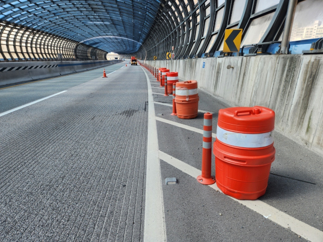 정밀안전진단에서 긴급 보수·보강이 필요한 것으로 진단된 영도고가교 상판 갓길 구간에 차량 통제용 PE드럼이 설치돼 있다. 부산시 제공