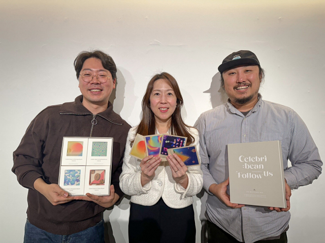 정형용(왼쪽부터)·최소형·박주환 대표가 부산 관광 기념품 ‘셀러브리:빈’을 들고 있다.