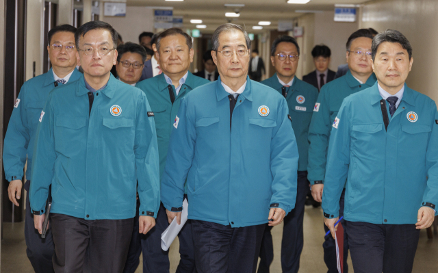 20일 오후 한덕수 국무총리가 의료 개혁 관련 대국민 담화 발표를 위해 관계 장관들과 서울 종로구 정부서울청사 회견장으로 이동하고 있다. 연합뉴스