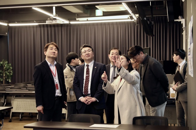 오기웅 중소벤처기업부 차관이 20일 서울 강남구 소담스퀘어 역삼 현장을 방문해 라이브커머스 시설을 이용 중인 소상공인과 대화하고 있다. 중기부 제공