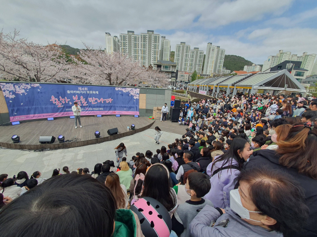 2023년 율하천 만남교 인근 광장에서 열린 율하벚꽃축제 모습. 김해시 제공