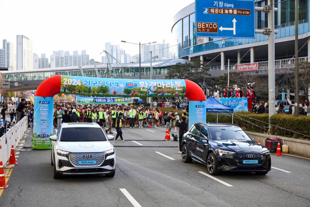 아우디 공식딜러 아이언오토가 ‘KNN 환경마라톤 대회’에 지원한 순수 전기차 ‘Q4 e-트론’과 ‘e-트론 S’가 선두에서 달리고 있는 모습.아이언오토 제공