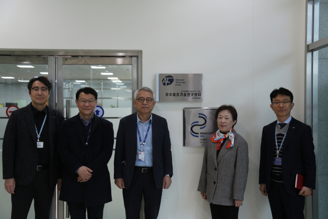지난 22일 민병주 KIAT 원장을 비롯한 관계자들이 와이솔에서 개최된 기업 간담회 기념촬영을 하고 있다. (왼쪽부터) 한국전자기술연구원 김동수 수석연구원, 와이솔 하종수 연구소장, 김지호 와이솔 대표, 민병주 KIAT 원장, KIAT 최재혁 중견기업단장. KIAT 제공