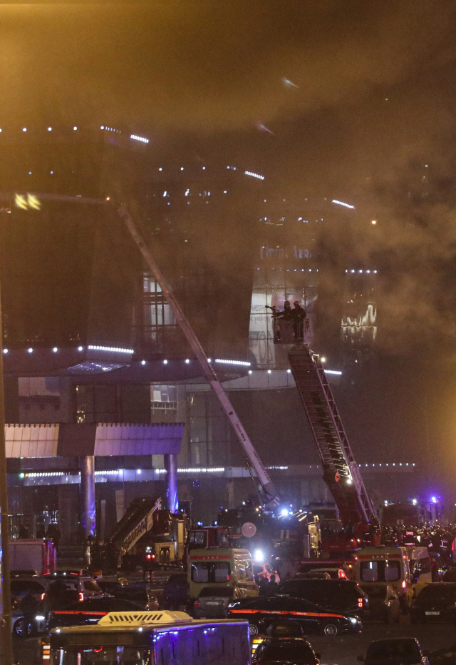 22일(현지시간) 러시아 모스크바 북서부 크라스노고르스크에 있는 ‘크로커스 시티홀’ 공연장이 괴한의 테러로 불타고 있다. EPA연합뉴스