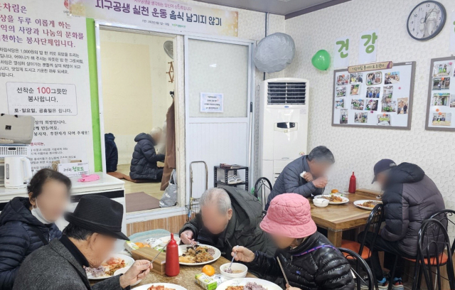 25일 부산 동래구 1000원 식당 ‘기운차림식당’에서 어르신들이 식사를 하고 있다. 변은샘 기자 iamsam@