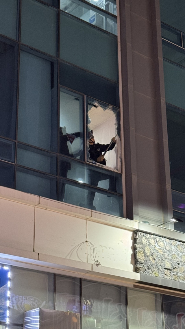 25일 오후 11시 5분 강서구 명지동 건물 2층 유리창이 깨졌다. 부산소방재난본부 제공