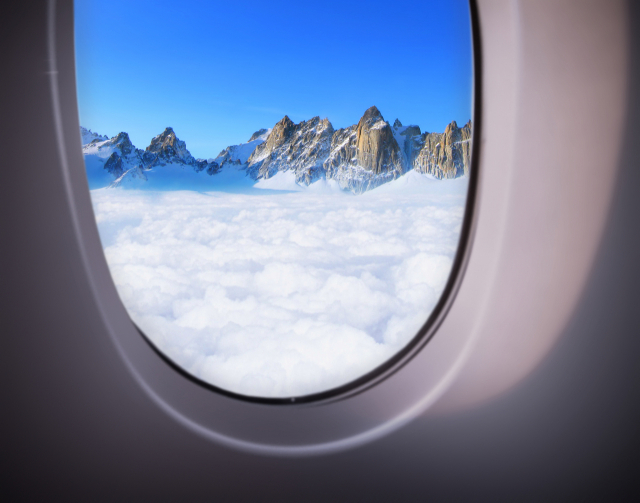항공기 창문이 둥근 것은 기압 부담을 낮추기 위해서다. 이미지투데이