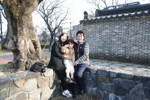 오성태씨 가족(왼쪽부터 자녀, 손자, 배우자)