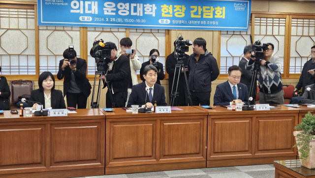 지난 25일 경남 진주 경상국립대에서 이주호 부총리 겸 교육부 장관과 조규홍 보건복지부 장관 등이 참석한 ‘의대 운영대학 현장 간담회’가 열렸다. 이후 비공개로 지역의사전형에 대한 논의가 진행돼 긍정적인 반응이 오갔다. 김현우 기자 khw82@