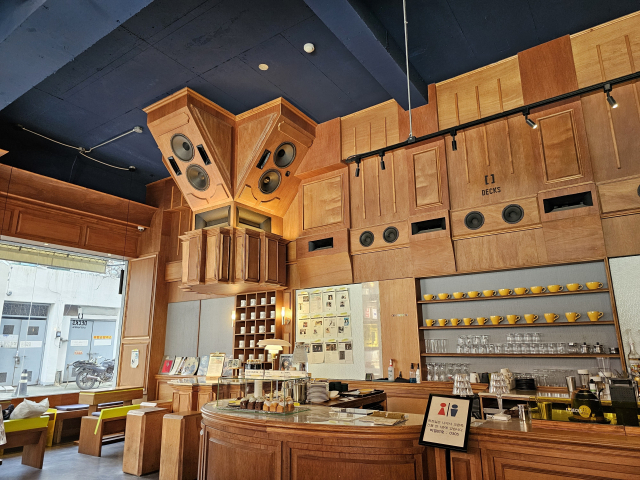 덱스커피 내부 모습. 천장에 있는 스피커가 인상적이지? 인스타 갬성으로 사진 찍기 좋아. 조경건 부산닷컴 기자