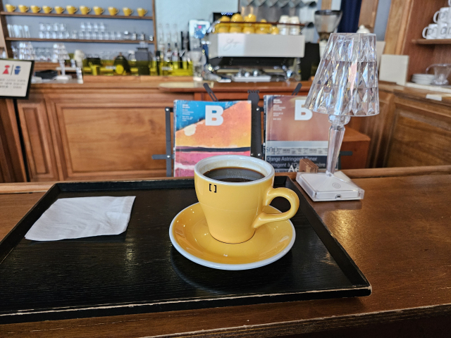 커플끼리 나란히 앉기 좋은 의자에 혼자 앉아서 아메리카노를 음미했어. 음 스멜~. 저녁에 오면 미니 스탠드에 불이 들어와서 분위기가 더 좋을 것 같아. 조경건 부산닷컴 기자