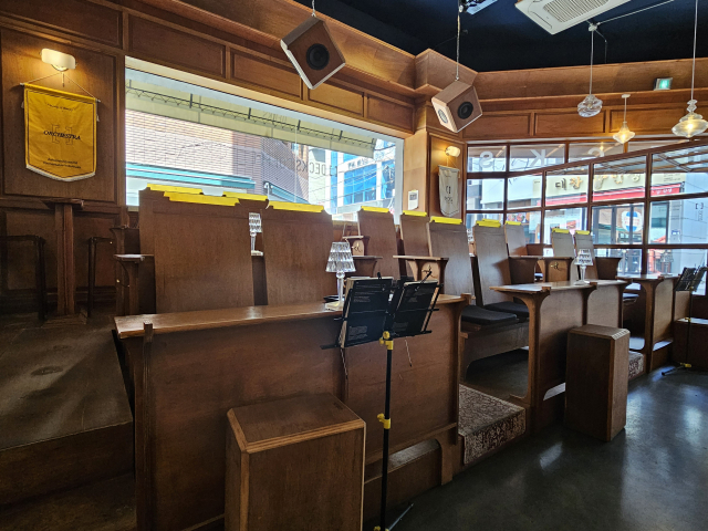 오케스트라 좌석처럼 생긴 카페 의자들이 특이하지? 천장에 매달려 있는 스피커에서도 실제로 음악이 나와. 저역대가 좀 아쉽지만 보컬 표현은 나쁘지 않았어. 조경건 부산닷컴 기자