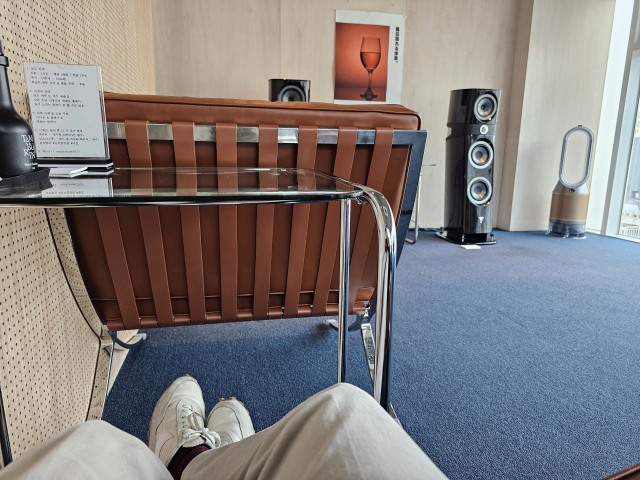 잔향실 내부 모습도 봐야지. 그리 넓지 않아서 음압을 느끼기에 좋고, 한쪽 벽에 통창을 설치해서 개방감이 있었어. 2인석 2개, 1인석 3개로 총 7자리가 있는데 나는 앞에서 두 번째에 있는 1인석에 앉았어. 조경건 부산닷컴 기자