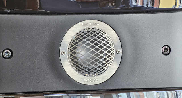 포칼 하이파이 스피커의 상징이라는 베릴륨 트위터. 음각된 부분에서 고급짐이 느껴지지 않니? 조경건 부산닷컴 기자