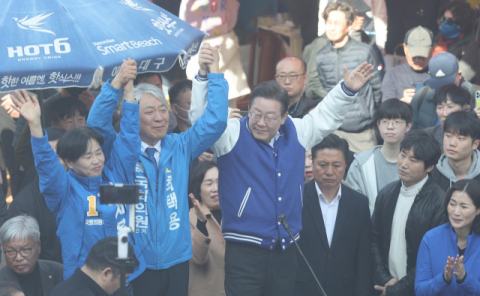 이재명 더불어민주당 대표가 3월 15일 부산 기장군 기장시장을 방문해 지역 총선 후보들과 함께 지지를 호소하고 있다. 이재찬 기자 chan@