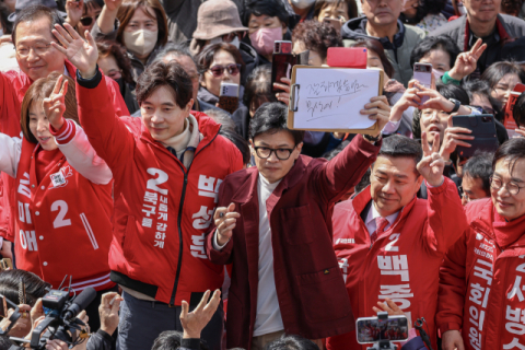 한동훈 국민의힘 비상대책위원장이 3월 14일 부산 북구 구포시장을 찾아 부산지역 총선 후보들과 함께 지지를 호소하고 있다. 김종진 기자 kjj1761@