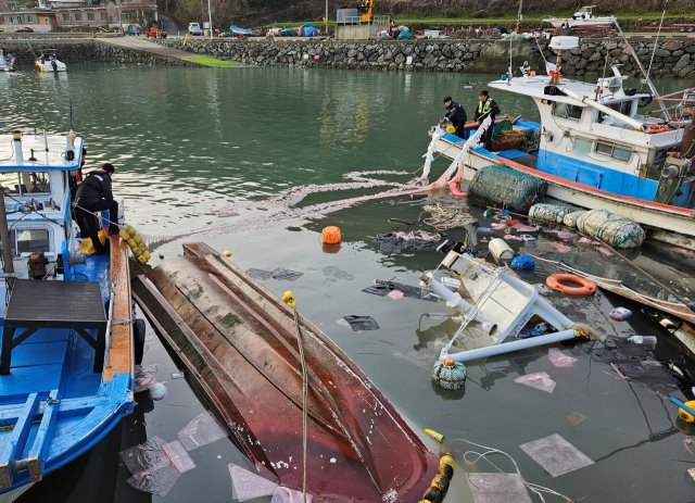 경남 남해군 유구항에서 계류 선박 2척이 침몰돼 해경이 사고 수습에 나섰다. 사천해경 제공