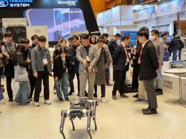 이상훈 한국산업단지공단 이사장(앞줄 가운데)과 직원들이 29일 서울 삼성동 코엑스에서 개최된 ‘2024 스마트공장·자동화 산업전’을 관람하며 디지털 기술 발전 방향을 확인하고 있다. 산업단지공단 제공