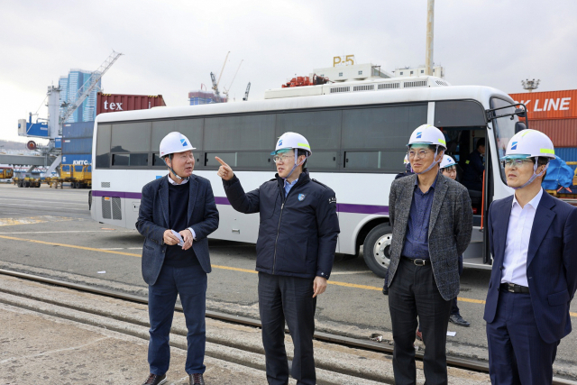이명구 관세청 차장이 29일 자성대부두를 찾아 컨테이너터미널 이전상황을 살펴보고 있다. 관세청 제공