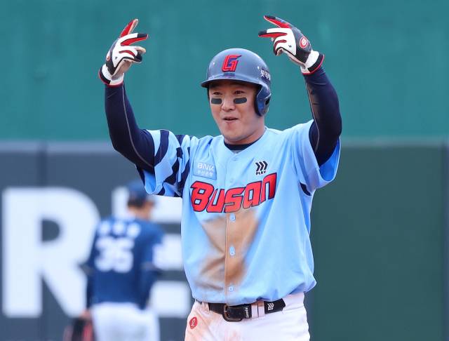 31일 오후 부산 사직야구장에서 열린 프로야구 롯데자이언츠와 NC다이노스 경기. 7회말 롯데 정훈이 2사 3루 상황에서 동점 2루타를 친 뒤 환호하고 있다. 연합뉴스