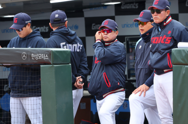 롯데 자이언츠 김태형 감독이 지난달 31일 오후 부산 사직야구장에서 열린 프로야구 NC 다이노스와 경기에서 잘 안 풀린다는 듯한 표정으로 경기를 지켜보고 있다. 연합뉴스