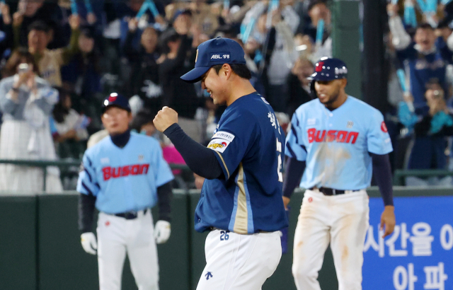 NC 다이노스 투수 최성영이 지난달 31일 오후 부산 사직야구장에서 열린 프로야구 롯데 자이언츠와 경기에서 연장 11회말 마지막 아웃카운트를 잡은 뒤 주먹을 불끈 쥐고 있다. 연합뉴스
