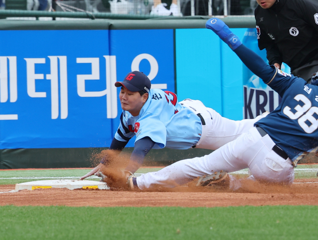 롯데 자이언츠 손호영이 지난달 31일 오후 부산 사직야구장에서 열린 프로야구 NC 다이노스와 경기에서 2회초 호수비로 실점 위기를 막은 뒤 3루 베이스를 태그하고 있다. 연합뉴스