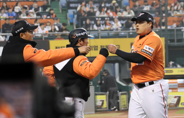 한화 이글스로 돌아온 류현진이 지난달 29일 대전 한화생명이글스파크에서 열린 프로야구 KT 위즈와 경기에서 2회초 KT 공격을 막아낸 뒤 동료들의 응원을 받고 있다. 연합뉴스