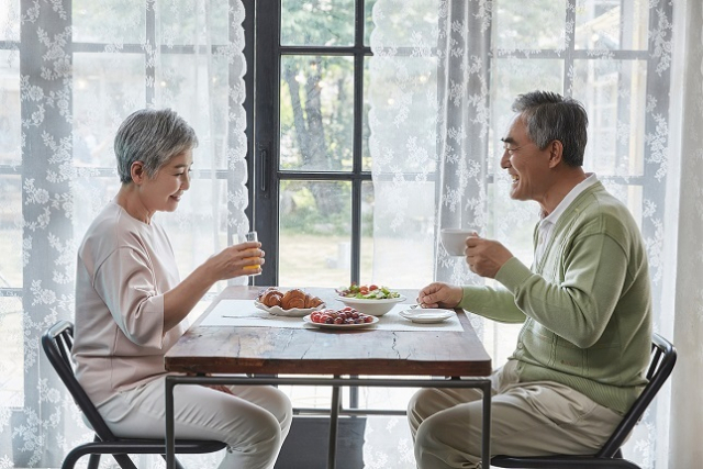우리나라 국민이 한평생을 살면서 17세 때 소득보다 소비가 가장 많이 나 4078만원의 적자가 나는 것으로 나타났다. 반면 43세가 되면 벌이가 소비보다 많아 1753만원의 최대 흑자가 나는 것으로 조사됐다. 이미지투데이