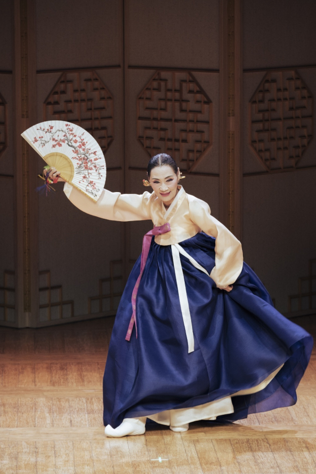 산조춤을 추는 김온경. 동래고무보존회 제공