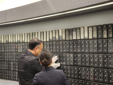국외 희생자 위퍠를 ‘기억의 터’에 안치시키고 있다. 일제강제동원역사관 제공