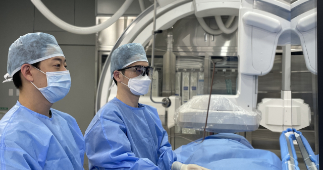 대동병원 인터벤션센터 조정현(오른쪽) 과장(영상의학과 전문의)이 혈관 조영 장비를 통해 인터벤션(중재) 시술을 하고 있다. 대동병원 제공