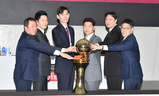 2023-2024 KBL 플레이오프에 진출한 6개 팀 감독들이 2일 서울 송파구 올림픽파크텔에서 열린 플레이오프 미디어데이에서 우승컵에 손을 얹으며 선전을 다짐하고 있다. KBL 제공