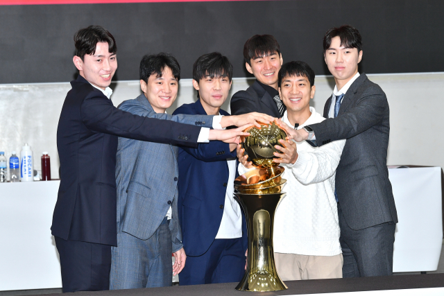 2023-2024 KBL 플레이오프에 진출한 6개 팀 선수들이 2일 서울 송파구 올림픽파크텔에서 열린 플레이오프 미디어데이에서 우승컵에 손을 얹으며 선전을 다짐하고 있다. KBL 제공