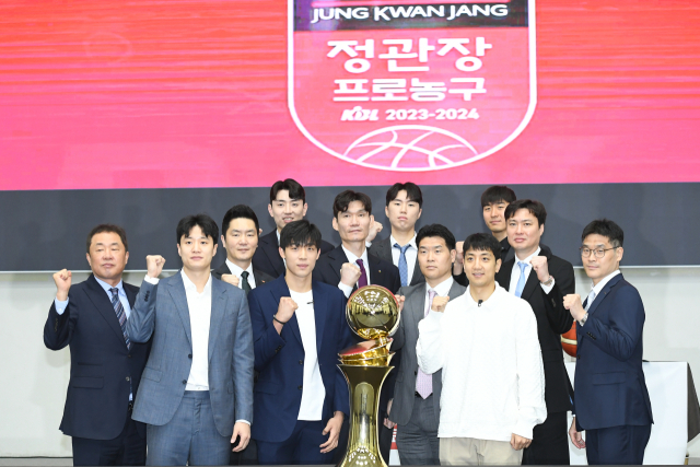 2023-2024 KBL 플레이오프에 진출한 6개 팀 감독과 선수들이 2일 서울 송파구 올림픽파크텔에서 열린 플레이오프 미디어데이에서 선전을 다짐하며 파이팅을 외치고 있다. KBL 제공