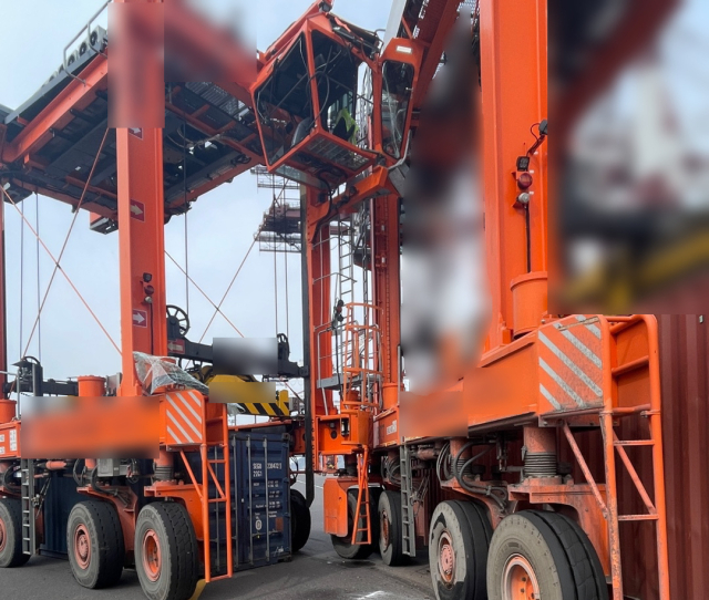 2일 오전 9시께 부산 강서구 부산항 신항에서 컨테이너 운반 차량이 서로 충돌해 30대 운전자 A 씨가 11ｍ 높이 조종석에서 추락했다. 부산경찰청 제공