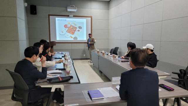 2일 부산시청에서 ‘B푸드(부산음식) 레시피’ 시즌 2 개발을 위한 착수 보고회가 열렸다. 레시피 개발팀 총괄을 맡고 있는 박상현 부산로컬푸드랩 이사장이 발표하는 모습. 부산시 제공