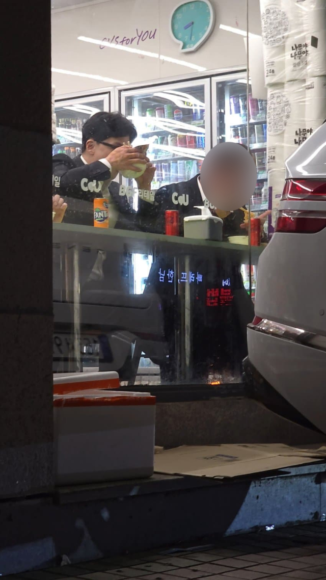 한동훈 국민의힘 비대위원장이 편의점에서 컵라면을 먹고 있다. 온라인 커뮤니티 캡처