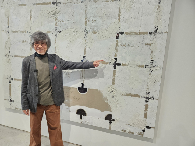 김용익 작가가 물감 소진 프로젝트에 대해 설명하고 있다. 김효정 기자