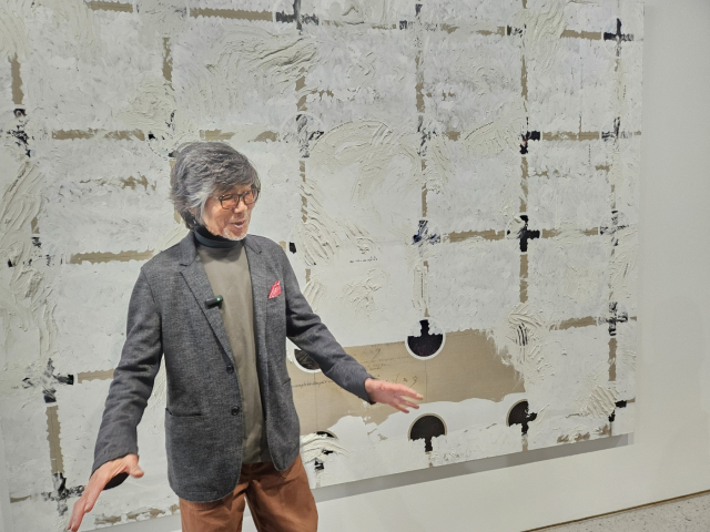 김용익 작가가 물감 소진 프로젝트에 대해 설명하고 있다. 김효정 기자