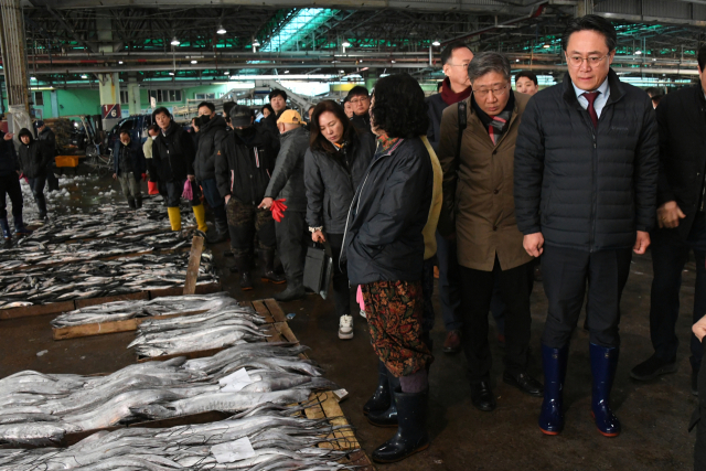 강도형 해양수산부 장관(오른쪽)이 지난달 21일 부산 서구 공동어시장을 방문해 고등어 등 주요 수산물 유통현황을 점검하고 있다. 해수부 제공