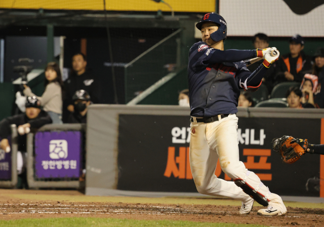 롯데 자이언츠 손호영이 2일 대전 한화생명이글스파크에서 열린 프로야구 한화 이글스와 경기에서 8회초 결승타를 날리고 있다. 연합뉴스