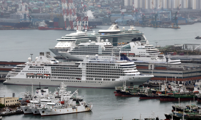 3일 오전 부산 동구 부산항국제여객터미널에 △SILVER MOON(실버 문·4만톤)호 △SEABOURN SOJOURN(시본 서전·3.2만톤)호 △SERENADE OF THE SEAS(세레나데 오브 더 시즈·9만톤)호가 접안해 있다.