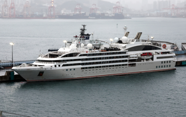 △LE SOLEAL(르솔레알·1만톤)호가 3일 오전 영도국제크루즈터미널에 접안해 있다. 정원은 264명. 정종회 기자 jjh@