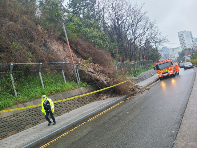 3일 낮 12시 10분께 부산 해운대구 송정동 송정어귀삼거리에서 달맞이교 올라가는 길 우측 산비탈 일부가 무너졌다. 해운대경찰서 제공