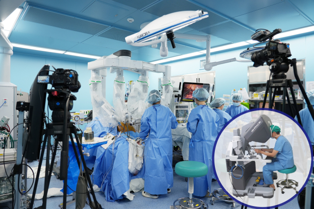 지난달 18일 국제간외과학회 현장에 생중계된 동아대병원 간담췌외과팀의 로봇 간 절제술 현장. 원 안은 김관우 교수가 콘솔을 다루고 있는 모습. 동아대병원 제공