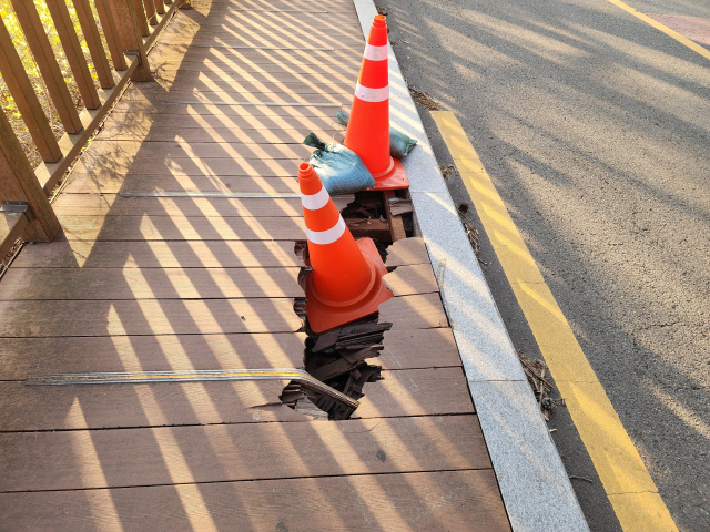 지난 2일 부산 금정구 금성동 남문 입구 산성고개에서 마을버스 금정구1 종점 산성공해마을까지 이어지는 덱 곳곳이 파손돼있다. 부산환경회의 제공